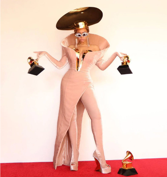 Trước đó, Beyoncé tiết lộ một bộ khác của Balmain. Giờ đây, khi chuyến lưu diễn của cô ấy đang đến gần, chúng ta có thể nhìn đồ Grammy của cô như một gợi ý về phong cách khi Beyoncé bước lên sân khấu thế giới vào cuối năm nay.