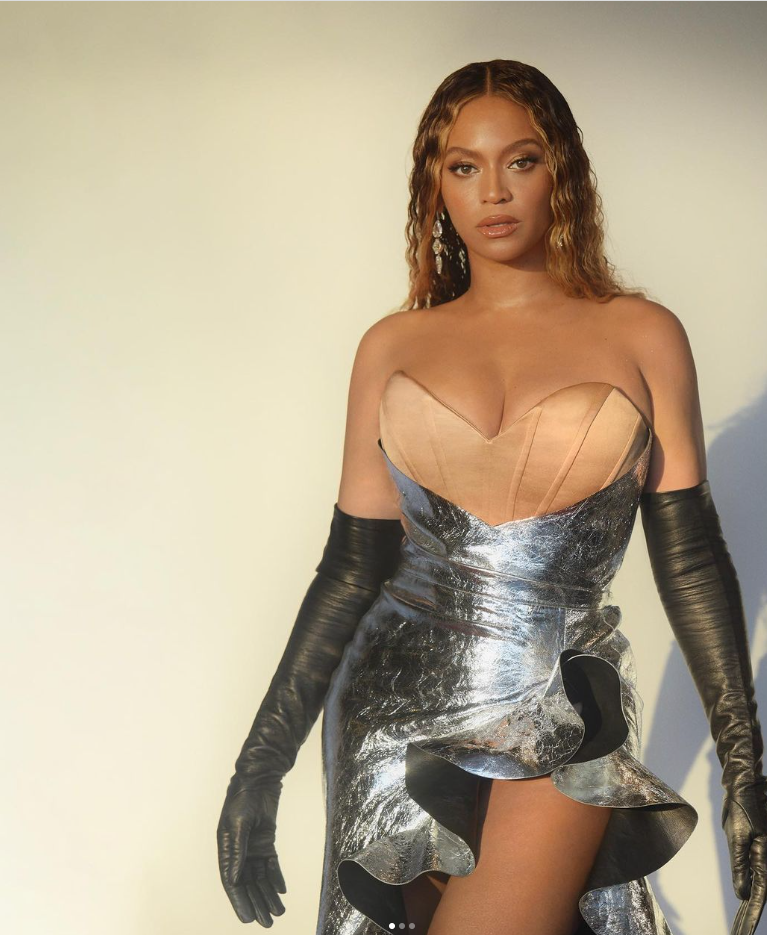 Beyoncé đã chọn mặc đồ Gucci để lên sân khấu nhận giải. Beyoncé đã chọn mặc đồ Gucci để lên sân khấu nhận giải.