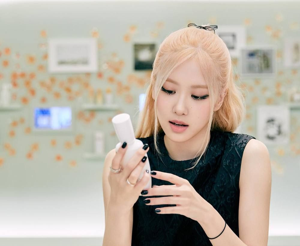 Thoa kem dưỡng ẩm ngay sau khi rửa mặt sẽ giúp da cân bằng và không bị mụn. Thoa kem dưỡng ẩm ngay sau khi rửa mặt sẽ giúp da cân bằng và không bị mụn.