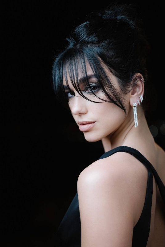 Tóc mái thưa và son nâu của Dua Lipa rất có khả năng sẽ được học theo nhiều nhất.