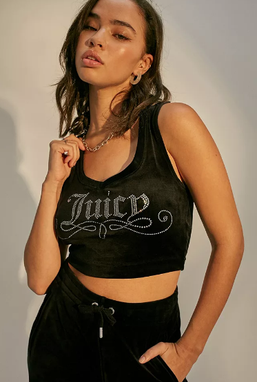 Những chiếc tank top đính chi tiết lấp lánh sẽ khiến bạn trở thành tâm điểm.