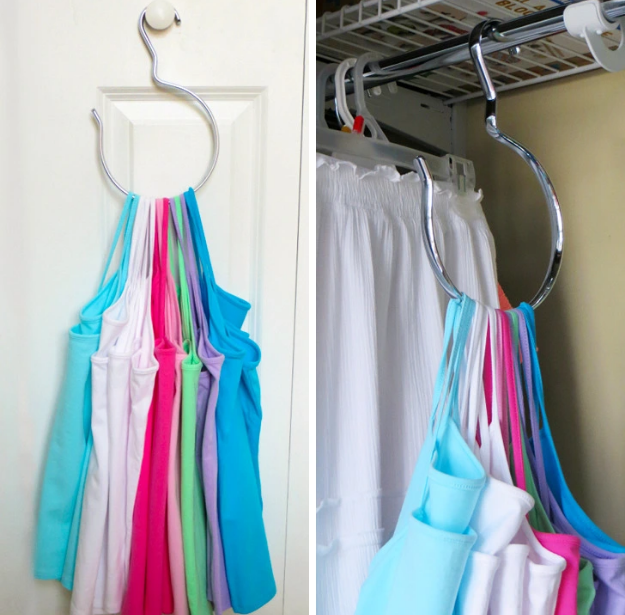 Hãy dùng móc treo khăn tắm để vừa giải phóng chỗ để treo áo, vừa ngăn chúng không bị rơi rớt liên tục.