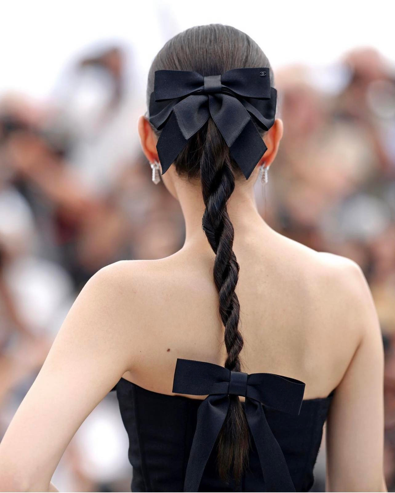 Để giảm sự đơn điệu cho kiểu tóc, Jennie dùng 2 chiếc nơ lớn màu đen làm điểm nhấn. Để giảm sự đơn điệu cho kiểu tóc, Jennie dùng 2 chiếc nơ lớn màu đen làm điểm nhấn.