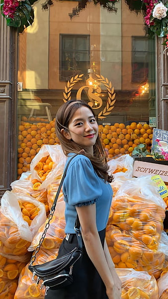 Nên chọn những bộ quần áo để lộ vùng cổ hoặc cánh tay.