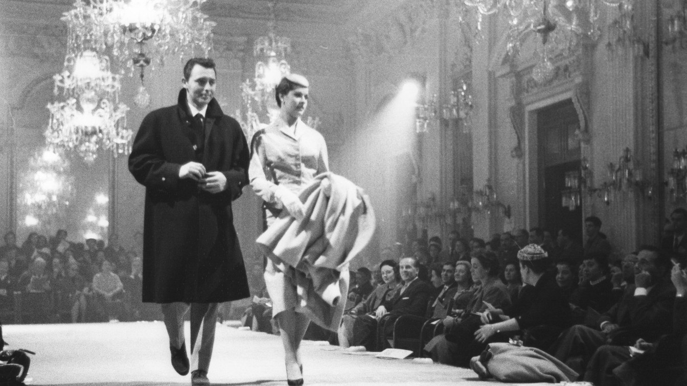 Buổi trình diễn thời trang đầu tiên tại Ý do Giovanni Battista Giorgini tổ chức tại Florence, ngày 12 tháng 2 năm 1951. Buổi trình diễn thời trang đầu tiên tại Ý do Giovanni Battista Giorgini tổ chức tại Florence, ngày 12 tháng 2 năm 1951.