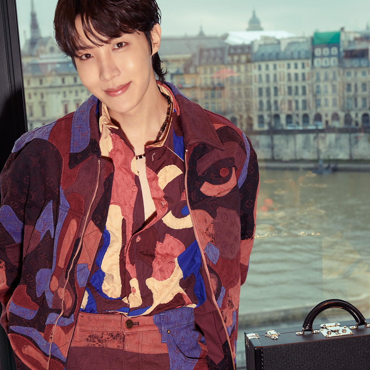 j-hope (nhóm BTS) nhận lời hợp tác truyền thông trên TikTok với Louis Vuitton và mang lại cho thương hiệu này nhiều kết quả tích cực.