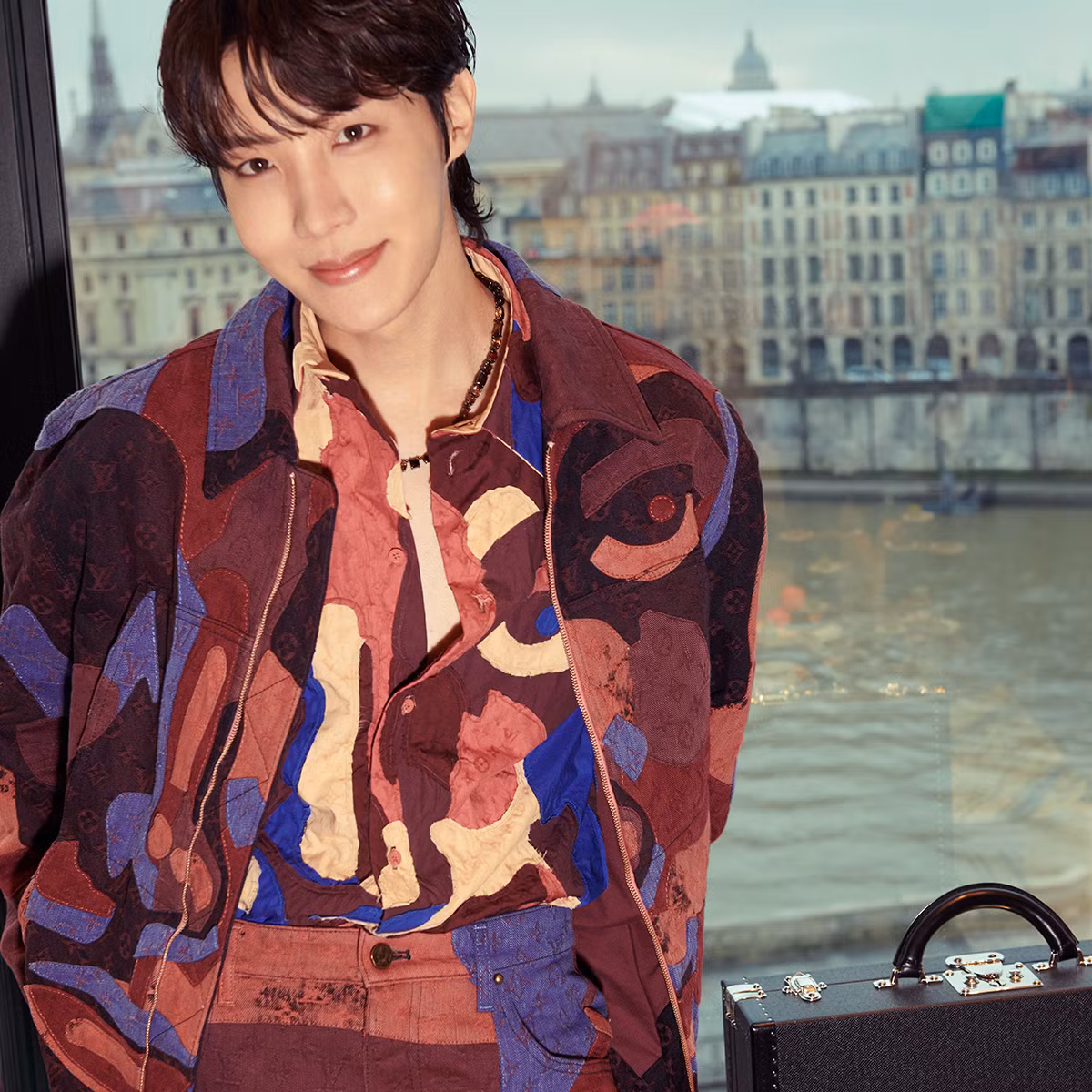 j-hope (nhóm BTS) nhận lời hợp tác truyền thông trên TikTok với Louis Vuitton và mang lại cho thương hiệu này nhiều kết quả tích cực. j-hope (nhóm BTS) nhận lời hợp tác truyền thông trên TikTok với Louis Vuitton và mang lại cho thương hiệu này nhiều kết quả tích cực.