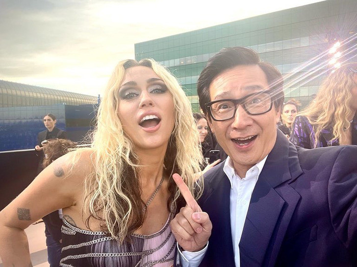 Ánh mắt hân hoan, nụ cười rạng rỡ khi gặp Miley Cyrus.