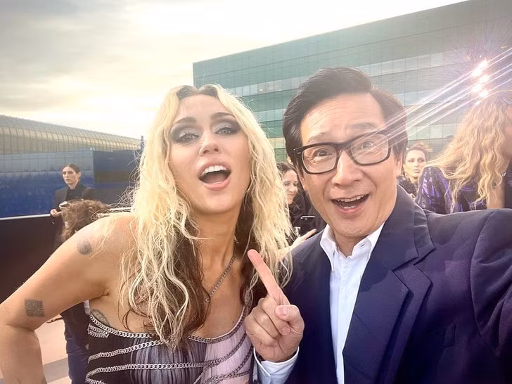 Ánh mắt hân hoan, nụ cười rạng rỡ khi gặp Miley Cyrus.