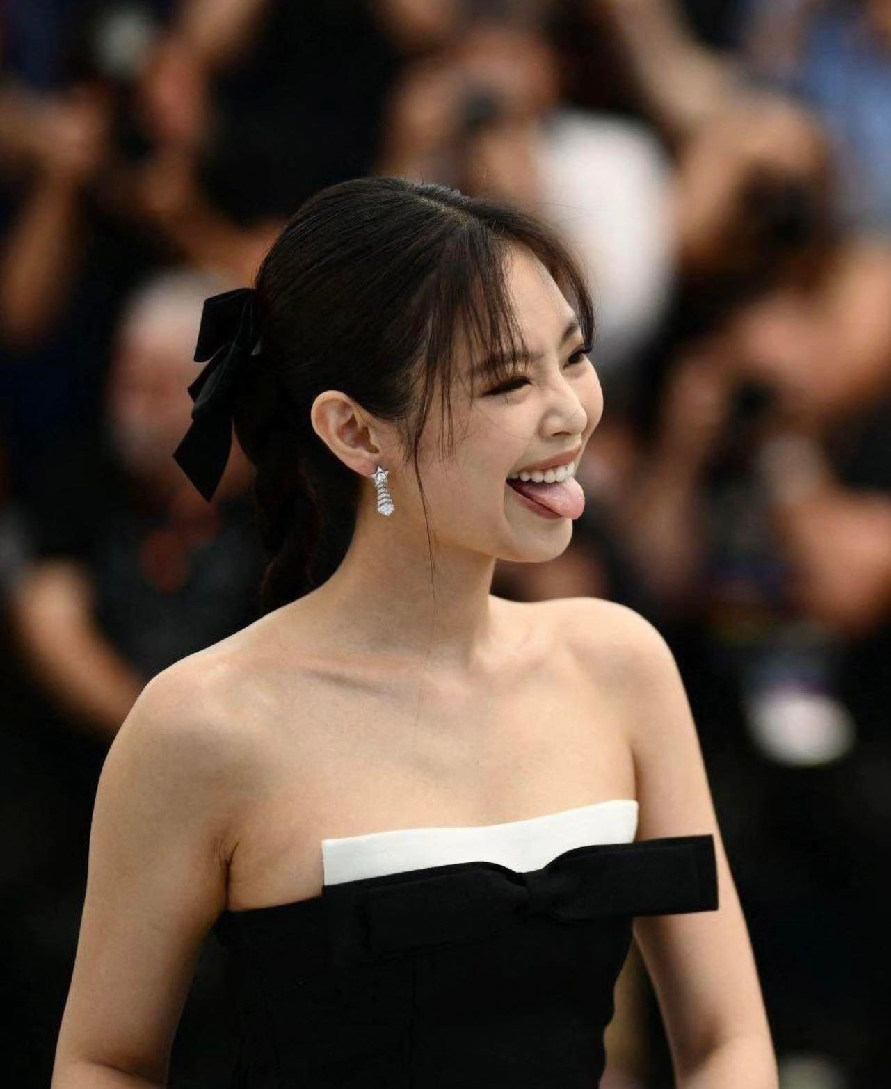 Biểu cảm tinh nghịch của Jennie tại LHP Cannes khiến cô trông đáng yêu như một đứa trẻ. Biểu cảm tinh nghịch của Jennie tại LHP Cannes khiến cô trông đáng yêu như một đứa trẻ.