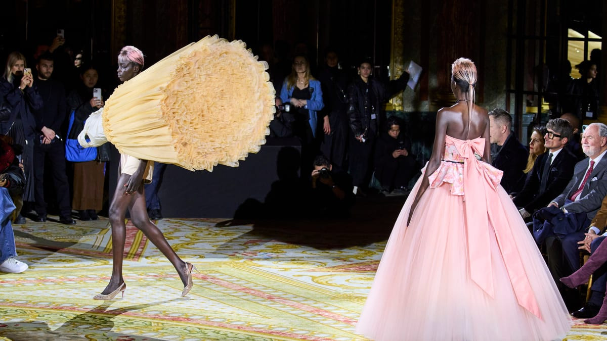 Viktor &amp; Rolf đã khiến cho Tuần lễ Thời trang cao cấp Paris trở nên viral khắp cõi mạng.