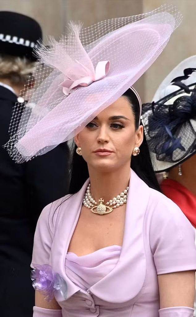 Katy Perry chọn vòng cổ signature của Vivienne Westwood.