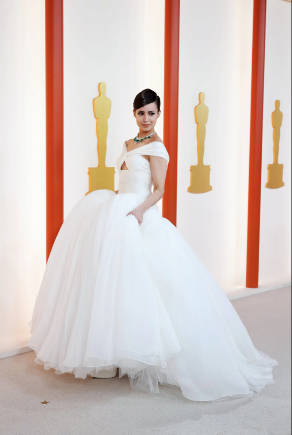 Sofia Carson chọn Giambattista Valli - nhà mốt chuyên váy voan bồng bềnh.