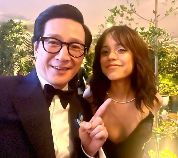 Phải chụp với idol giới trẻ chứ sao bỏ qua "cô Tư" Jenna Ortega được!