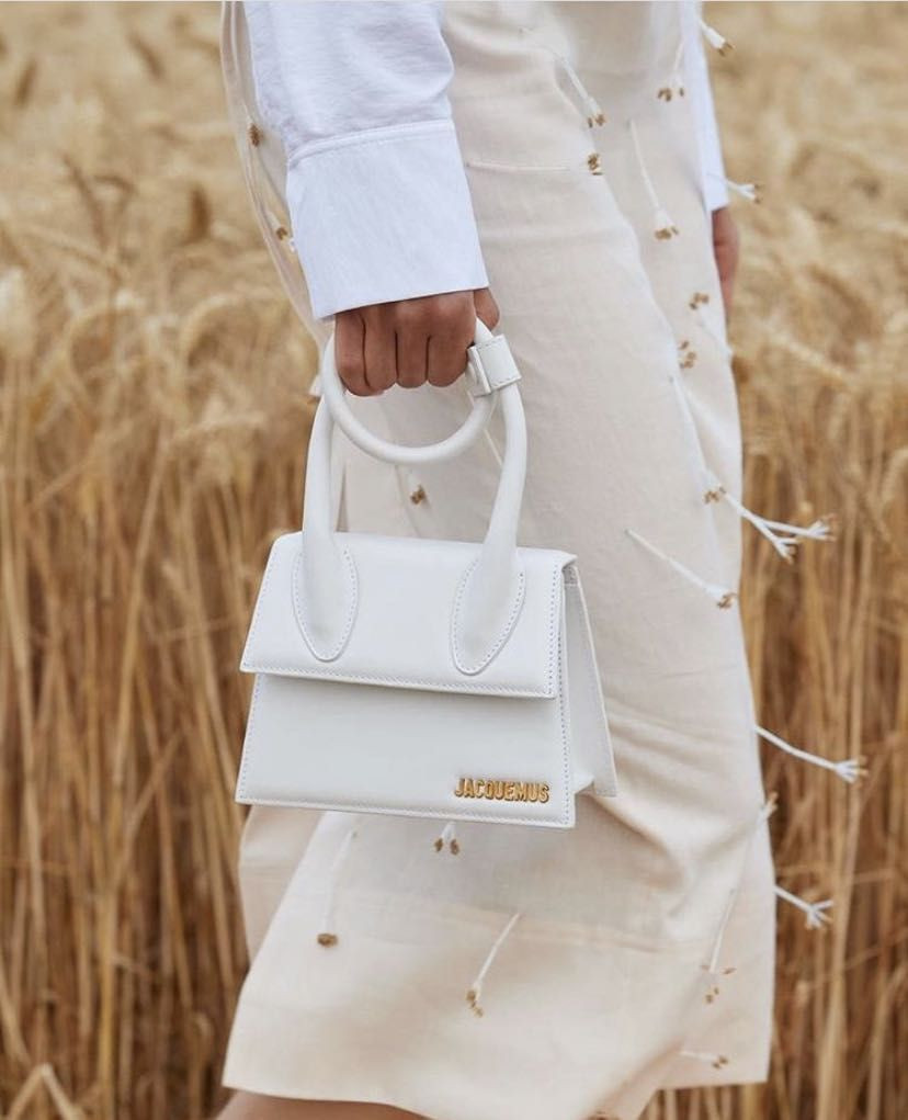 Thương hiệu nổi tiếng với chiếc túi thiết kế quai xách đơn không ai khác chính là Jacquemus. Thương hiệu nổi tiếng với chiếc túi thiết kế quai xách đơn không ai khác chính là Jacquemus.