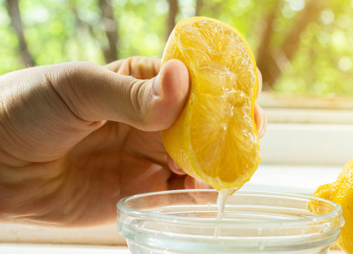 Vắt một ít nước canh vào miếng cá chiên giòn, ăn không khác gì trong nhà hàng cao cấp.