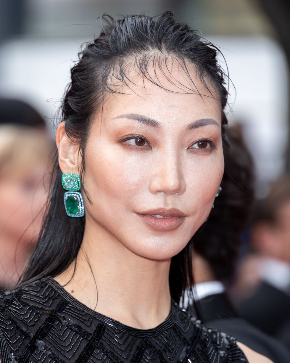 Siêu mẫu Hàn Quốc Soo Joo Park dùng gam nâu sôcôla để làm nổi bật trang sức xanh lục bảo.