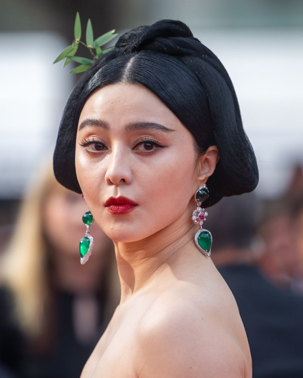 Phạm Băng Băng chọn son đỏ classic để thu hút trọn sự chú ý với đôi hoa tai màu lục bảo. Lớp make-up của cô rất sắc nét, nhưng qua ống kính zoom thì vẻ hoàn hảo giảm đi ít nhiều.