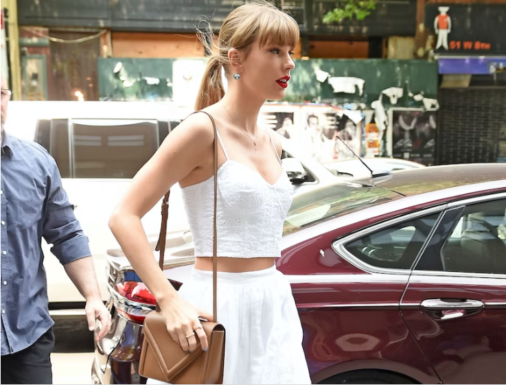 Taylor Swift xuống phố cực xinh với váy và áo crop-top vải lanh của Ralph Lauren, cùng chiếc túi Mansur Gavriel quen thuộc. Taylor Swift xuống phố cực xinh với váy và áo crop-top vải lanh của Ralph Lauren, cùng chiếc túi Mansur Gavriel quen thuộc.