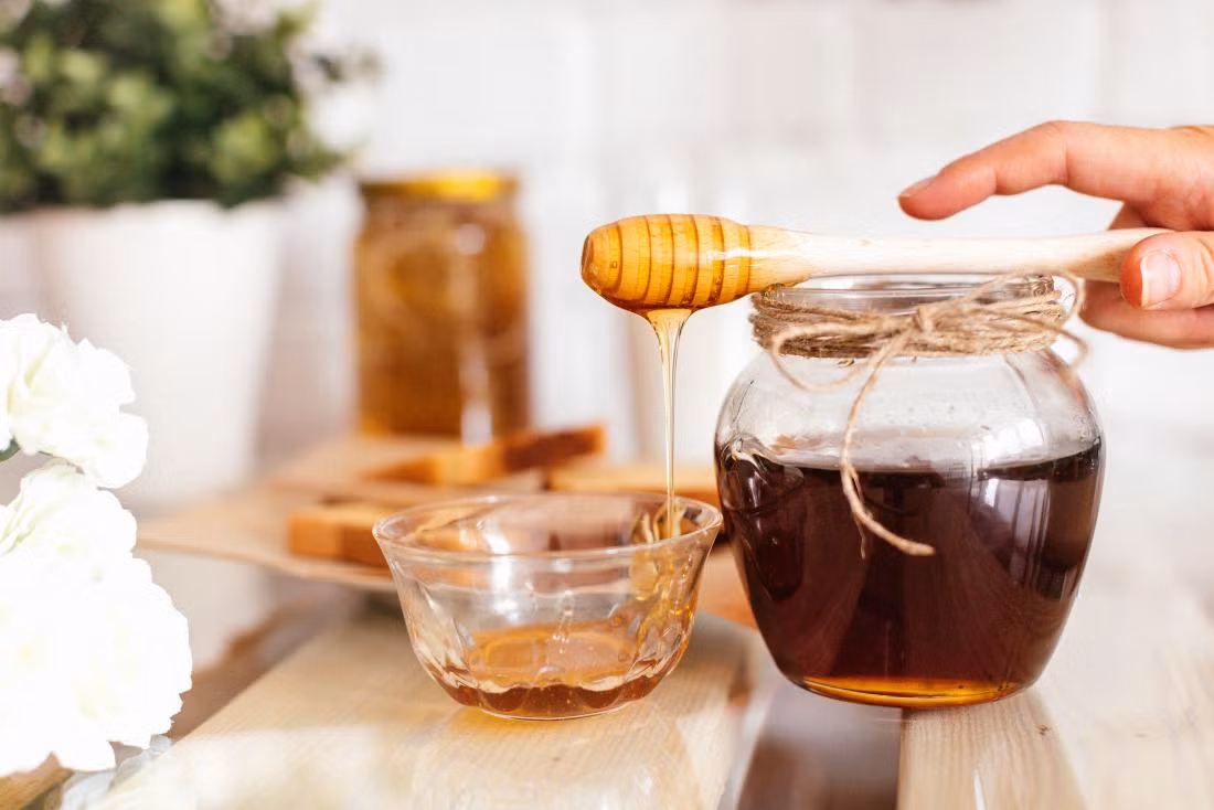 Mật ong tự nhiên đã là một loại kem dưỡng ẩm tuyệt vời, vì vậy nó rất thích hợp để làm mặt nạ dưỡng da chân. Mật ong tự nhiên đã là một loại kem dưỡng ẩm tuyệt vời, vì vậy nó rất thích hợp để làm mặt nạ dưỡng da chân.