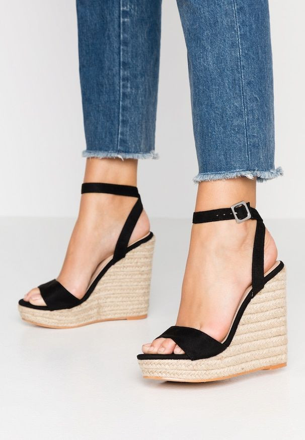 Đừng chọn những loại dây cài có thiết kế hình số “7”, chúng khiến đôi chân trông bị ngắn. Đừng chọn những loại dây cài có thiết kế hình số “7”, chúng khiến đôi chân trông bị ngắn.