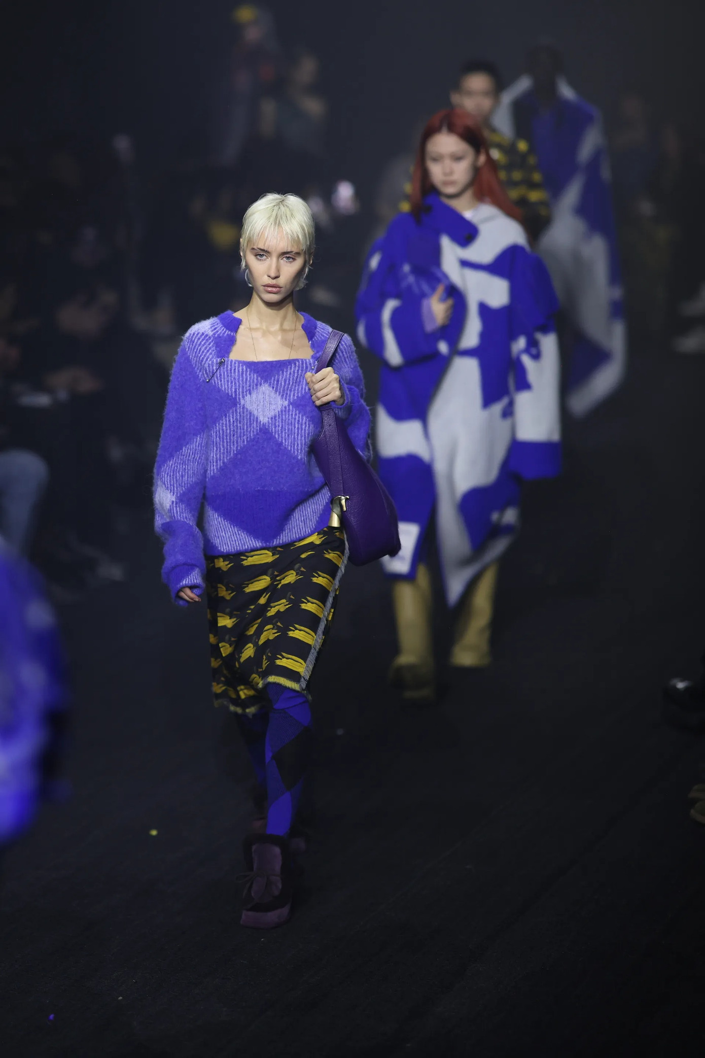 Kẻ sọc tartan quen thuộc của nhà mốt được Daniel khoác lên gam màu tươi mới. Kẻ sọc tartan quen thuộc của nhà mốt được Daniel khoác lên gam màu tươi mới.