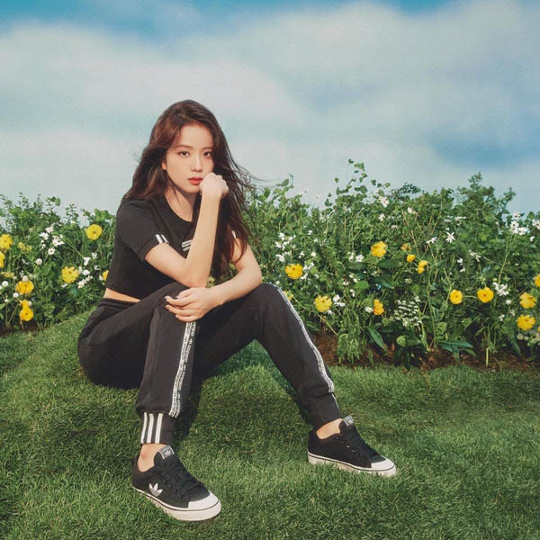 Quần thun đang "on trend" và được phối với nhiều phong cách.