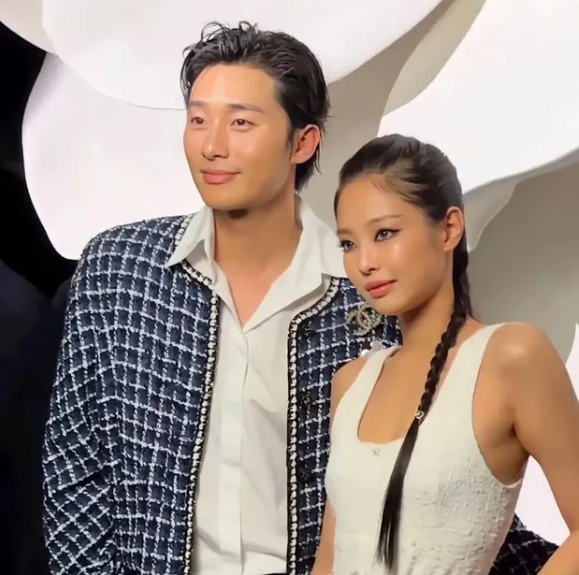 Phong cách rực rỡ của Lagerfeld đã nhường sân cho chủ nghĩa tối giản hiện đại của Viard và Jennie cũng ăn mặc cho phù hợp với định hướng của nhà mốt trong khi vẫn rất sáng tạo với cách phối phụ kiện mang dấu ấn cá nhân riêng.