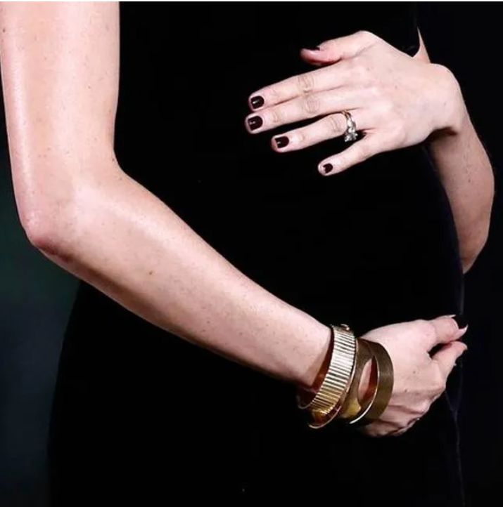 Khi còn sinh sống ở Anh, Meghan luôn chọn sơn màu trung tính hoặc tối màu.