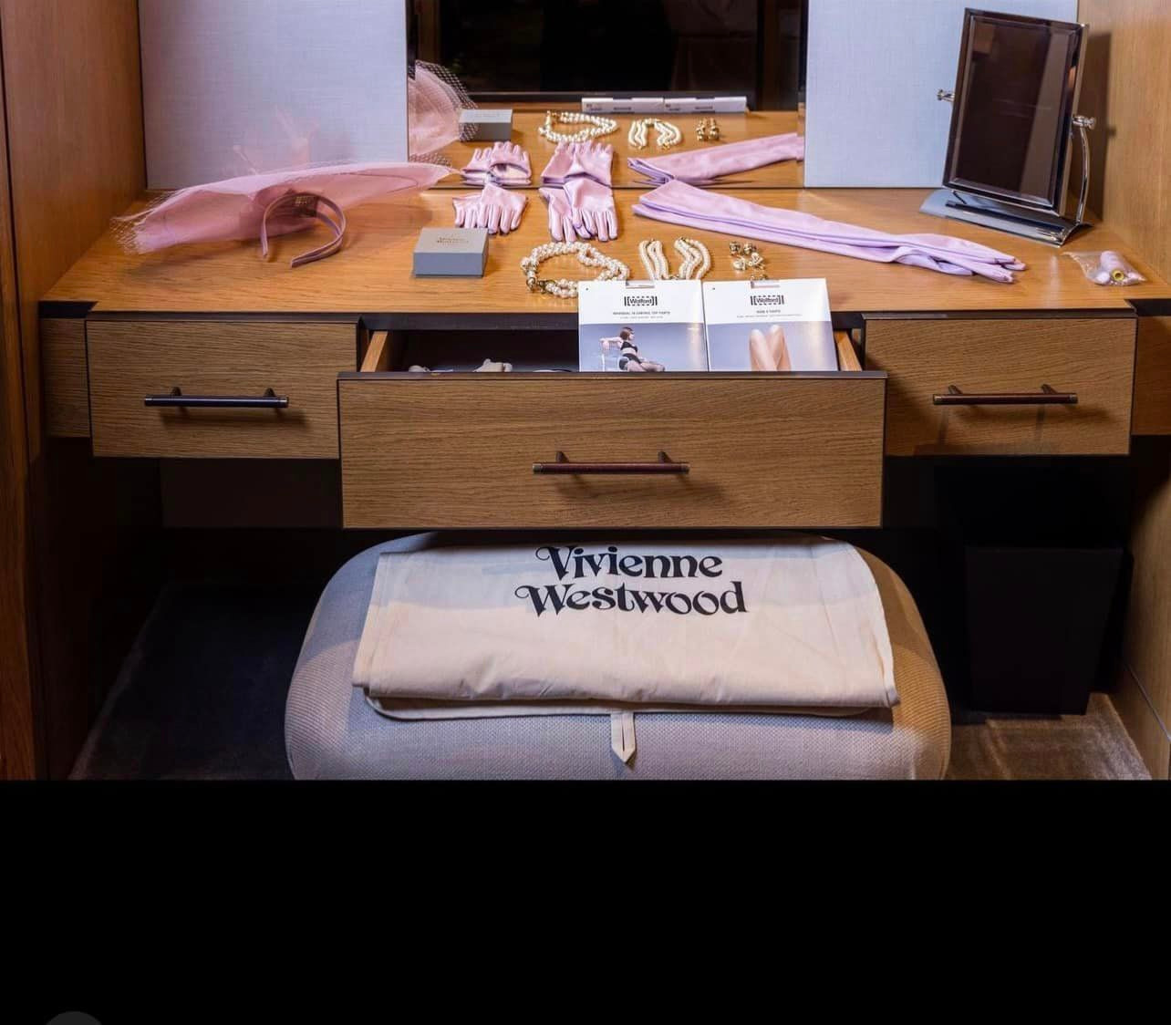 Hậu trường chuẩn bị của Katy Perry đi dự lễ đăng cơ vua nước Anh. Hậu trường chuẩn bị của Katy Perry đi dự lễ đăng cơ vua nước Anh.