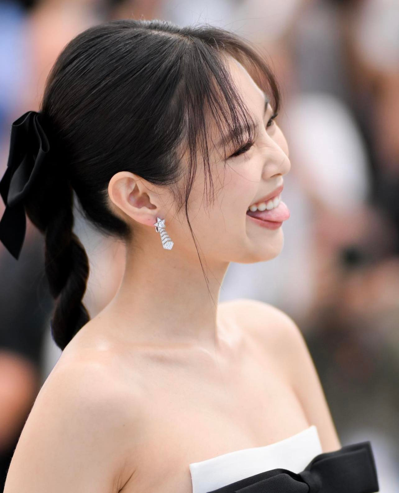 Kiểu tóc kẹp nơ vừa nhã nhặn, vừa trẻ trung tinh nghịch. Kiểu tóc kẹp nơ vừa nhã nhặn, vừa trẻ trung tinh nghịch.