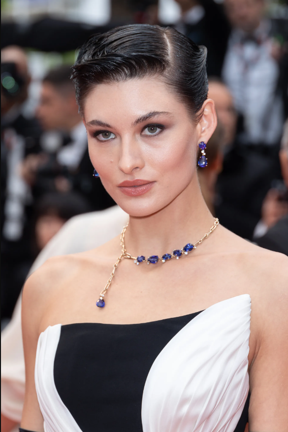 Grace Elizabeth, một thiên thần nữa của Victoria's Secret cũng chứng minh màu son hồng da tông đất rất hiệu quả, ngay cả khi kết hợp với dáng chân mày cao cổ điển.