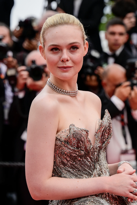 Năm nay xu hướng make-up trong veo với son tông sáng màu tươi tắn rất được ưa chuộng. Elle Fanning rạng rỡ như một nàng công chúa.