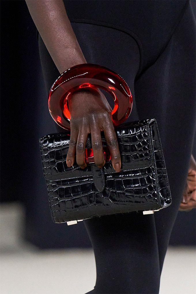 Sự sang trọng và xa cách của chất liệu này đã được Ferragamo giảm xuống bằng cách phủ bóng và thiết kế hình khối. Sự sang trọng và xa cách của chất liệu này đã được Ferragamo giảm xuống bằng cách phủ bóng và thiết kế hình khối.