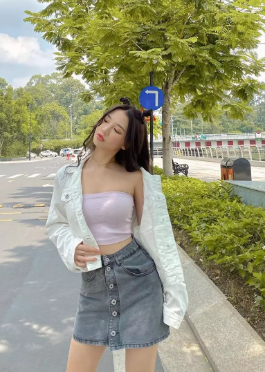 Amee nhẹ nhàng, dễ thương với áo quây, váy denim xám và áo khoác kaki trắng.