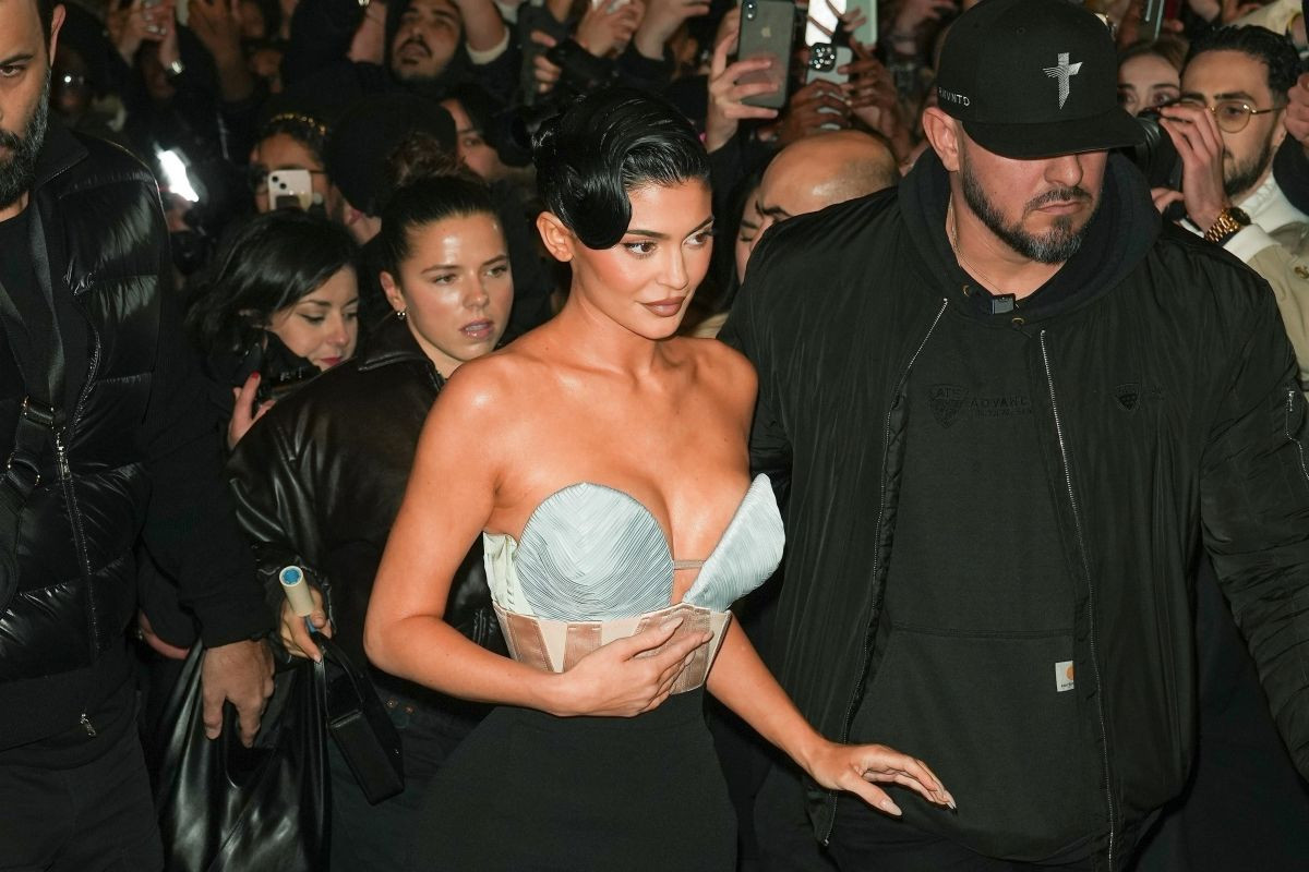 Jean Paul Gaultier x Haider Ackermann hẳn rất hài lòng với sức hút ngôi sao hàng ghế đầu. Jean Paul Gaultier x Haider Ackermann hẳn rất hài lòng với sức hút ngôi sao hàng ghế đầu.