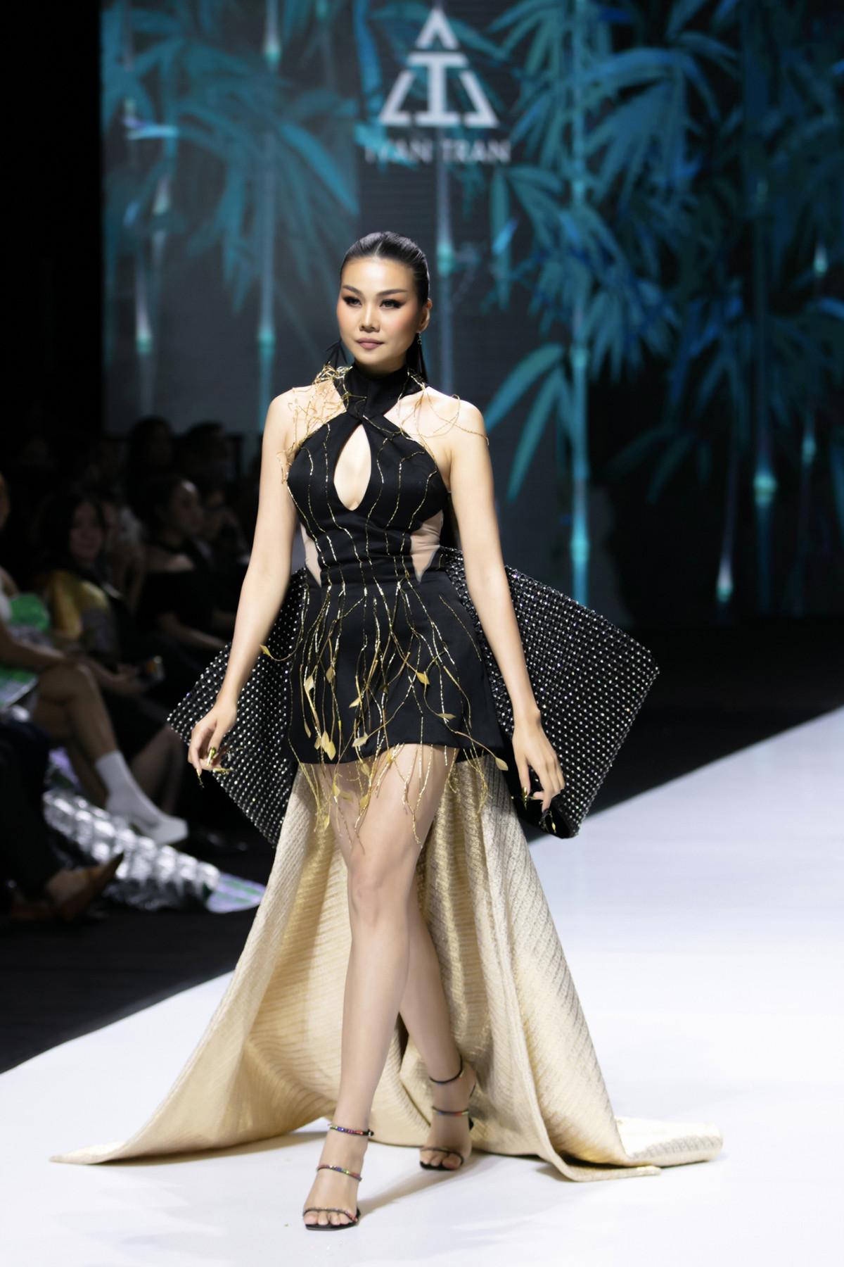 Để tránh bị phồng rộp và trầy xước, hãy sử dụng vớ da siêu mỏng thay vì dùng băng cá nhân.