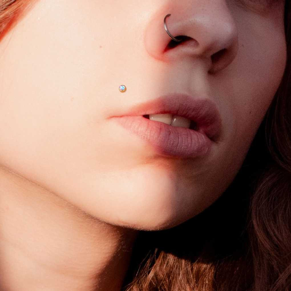 Xỏ khuyên ở mũi, lông mày, môi hay rốn có thể không phù hợp với mọi loại quần áo thông thường mà chúng ta mặc. Xỏ khuyên ở mũi, lông mày, môi hay rốn có thể không phù hợp với mọi loại quần áo thông thường mà chúng ta mặc.