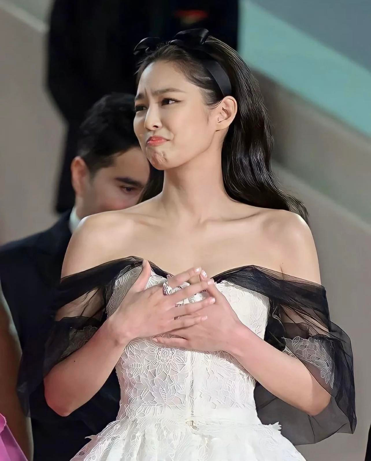 Đến Cannes giờ này có nghĩa là bay vào giữa các ngày diễn ra tour lưu diễn vòng quanh thế giới của BLACKPINK, đến Paris để chỉnh sửa trang phục vào phút cuối trước khi đến Croisette. Đến Cannes giờ này có nghĩa là bay vào giữa các ngày diễn ra tour lưu diễn vòng quanh thế giới của BLACKPINK, đến Paris để chỉnh sửa trang phục vào phút cuối trước khi đến Croisette.