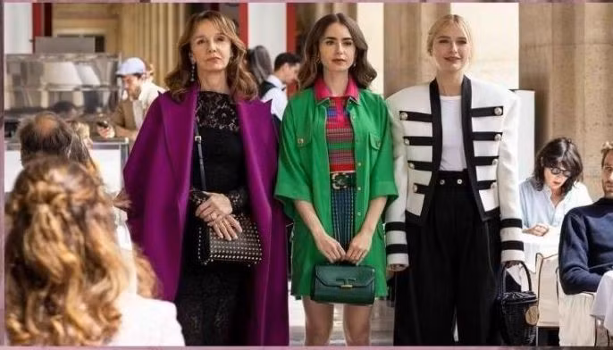 Code màu Viva Magenta xuất hiện trong phim Emily In Paris.