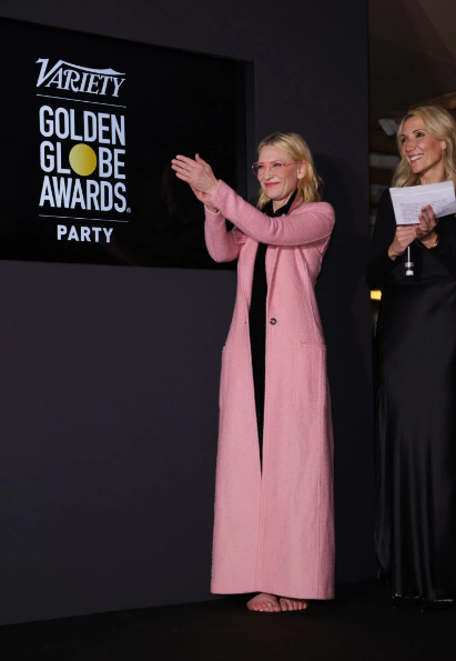 Cate Blanchett cũng có khoảnh khắc thể hiện lập trường thẳng thắn của mình trong một sự kiện để lên tiếng phản đối lệnh cấm phụ nữ “không đi giày bệt”. Cate Blanchett cũng có khoảnh khắc thể hiện lập trường thẳng thắn của mình trong một sự kiện để lên tiếng phản đối lệnh cấm phụ nữ “không đi giày bệt”.