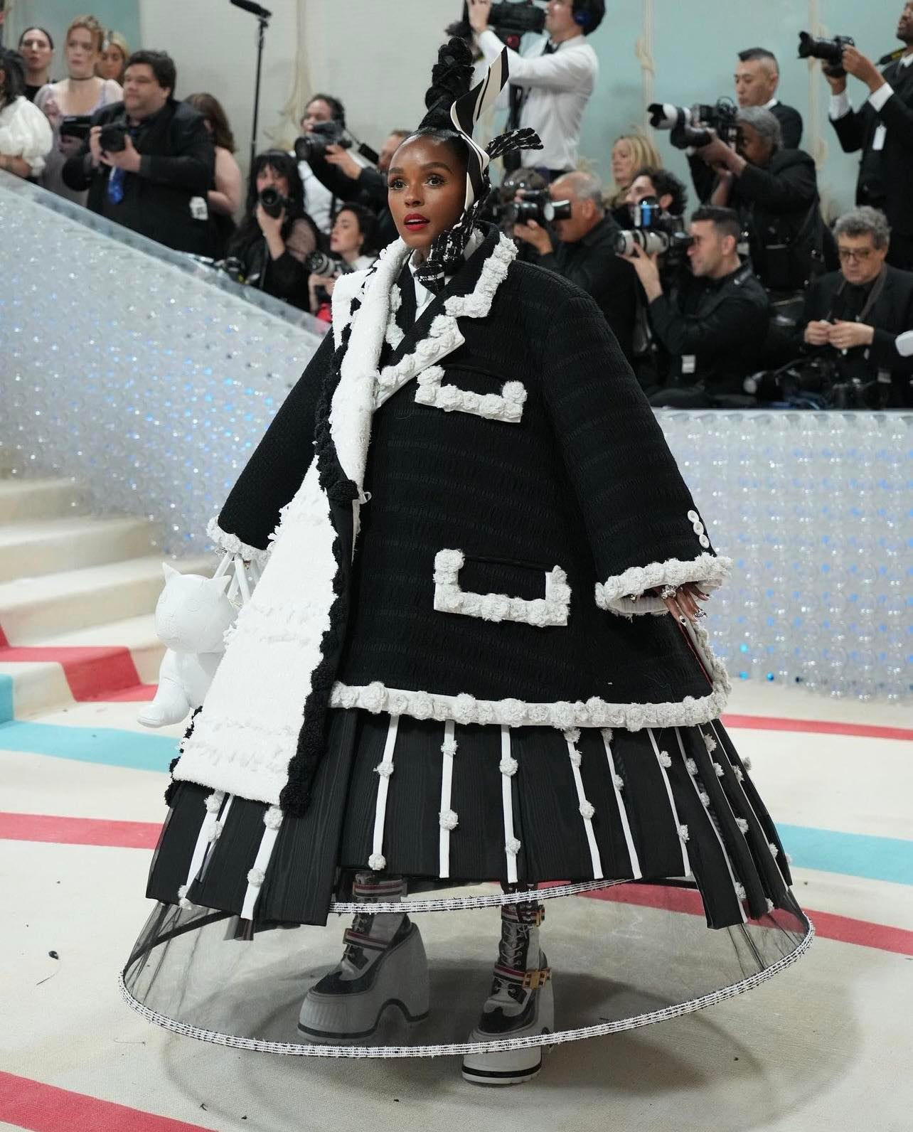 Năm nào thì màn biến hình trên thảm đỏ cũng được sử dụng hiệu quả ở Met Gala.