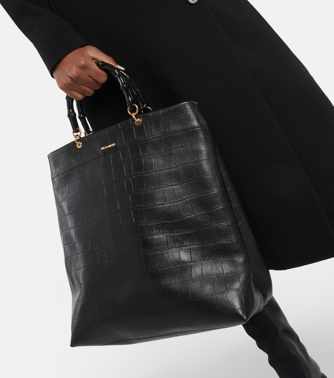 Chiếc túi da chạm nổi Jil Sander có tay cầm bằng tre đang được săn đón rầm rộ.