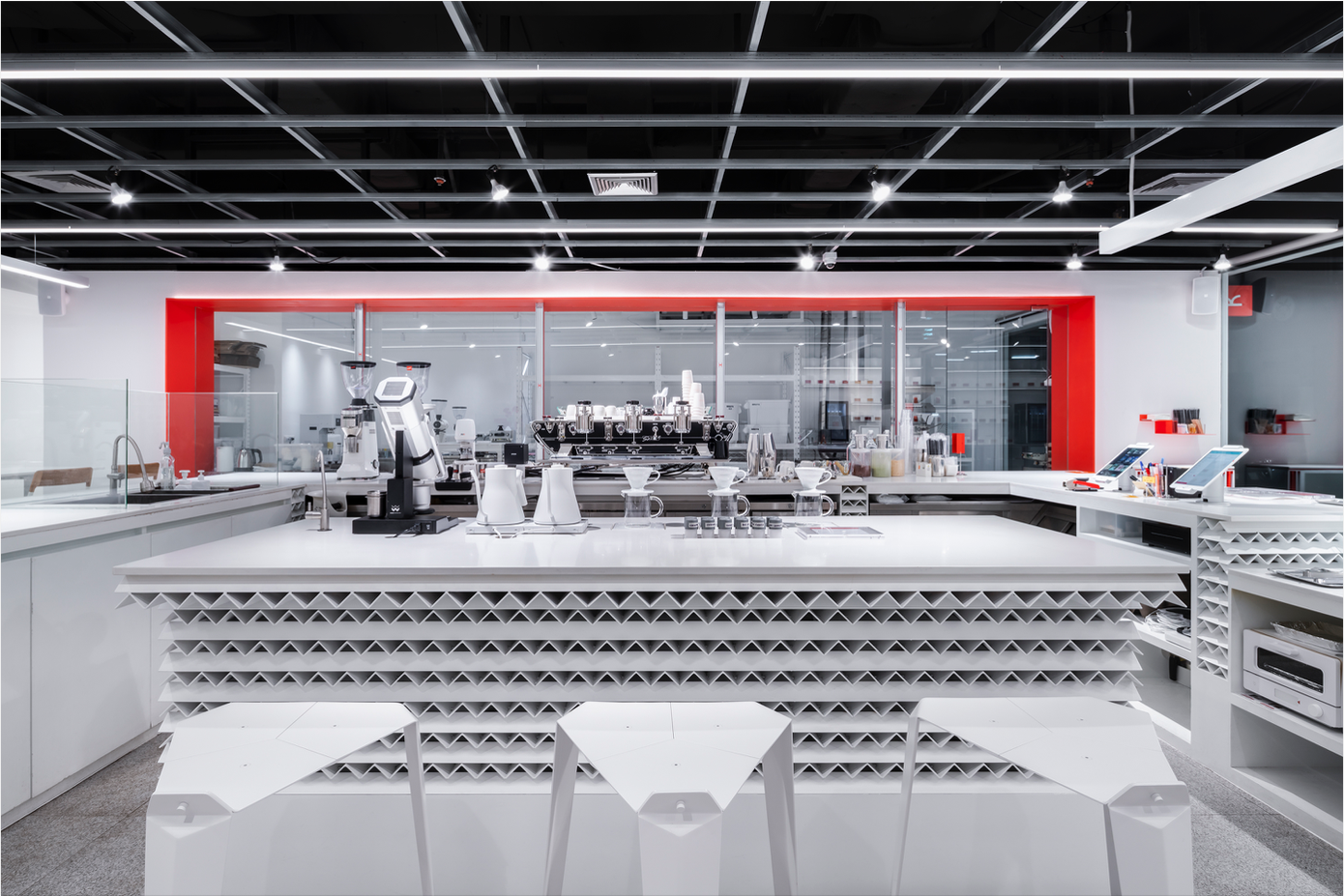 Thiết kế quán màu đỏ cam và trắng sáng nhưng đang bước vào một phòng lab. Không gian tối giản sẽ giúp thực khách tập trung vào hương vị cà phê đậm đà. Thiết kế quán màu đỏ cam và trắng sáng nhưng đang bước vào một phòng lab. Không gian tối giản sẽ giúp thực khách tập trung vào hương vị cà phê đậm đà.