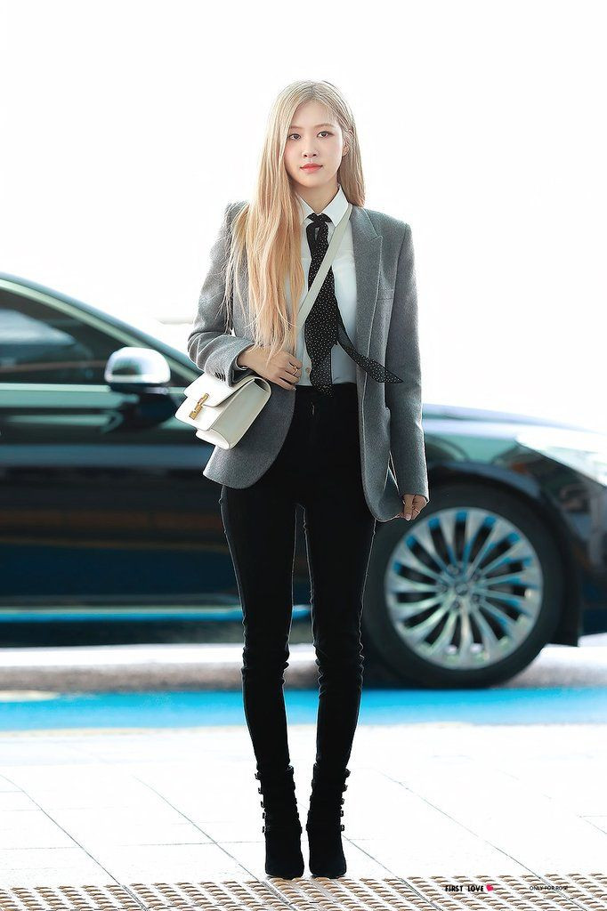 Giày cùng tông với màu trang phục sẽ không phân chia đường chân của bạn và khiến chân trông dài hơn.