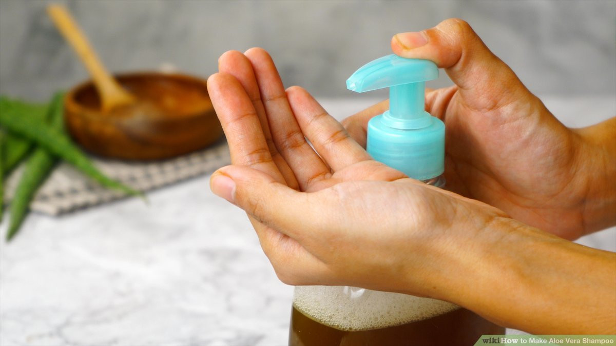 Dùng các sản phẩm dầu gội có thành phần dưỡng ẩm và cấp nước, chẳng hạn như dầu gội đầu bằng dầu argan.