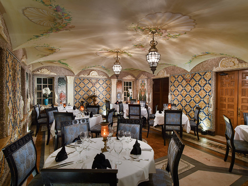 Toàn bộ khách sạn được thiết kế theo phong cách Baroque. Toàn bộ khách sạn được thiết kế theo phong cách Baroque.