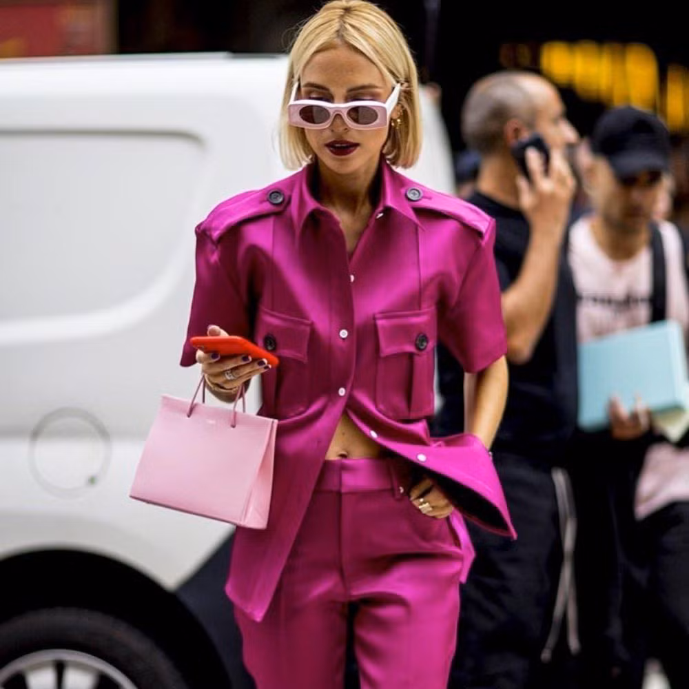 Viva Magenta được dự đoán sẽ phủ sóng thời trang đường phố cuối năm nay.