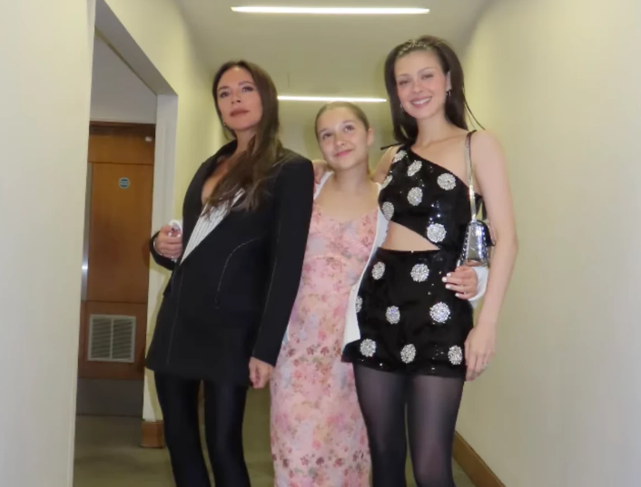 Harper xinh như búp bê, chụp hình cùng mẹ và chị dâu Nicola Peltz.