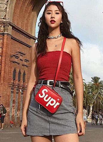 Bản phối sành điệu của Quỳnh Anh Shyn gồm áo quây, váy caro và thắt lưng cổ điển.